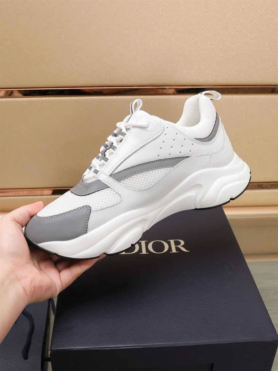 Men's shoes 💰P460💰【Dior】Dior✨ is online at the same time👏 This casual sneaker is a new product in the series and continues Di*r's classic style. The upper is made of original mesh and cow leather, with a two-color textured outsole, and the brand's iconic details on the rear collar and heel to enhance the style. Fashionable and versatile. Wear it with jeans or slacks for a casual look. Size: 38-44 (45 customized)